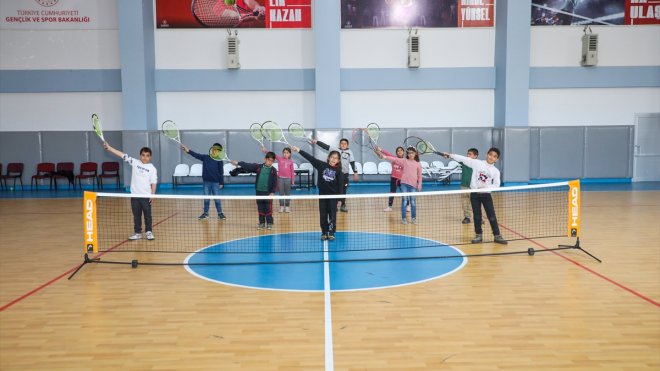 Gürpınar'da 250 kişilik kapalı spor merkezi açıldı