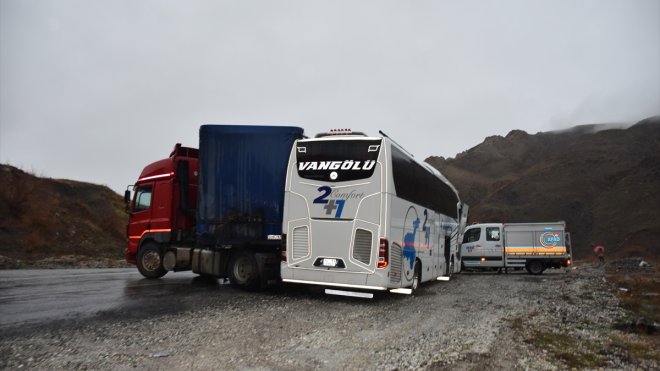 HAKKARİ - 3 aracın karıştığı kazada 3 kişi öldü, 3 kişi yaralandı1