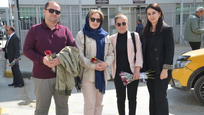 Hakkari'ye gelen İranlı turizmciler davul zurna ve çiçeklerle karşılandı