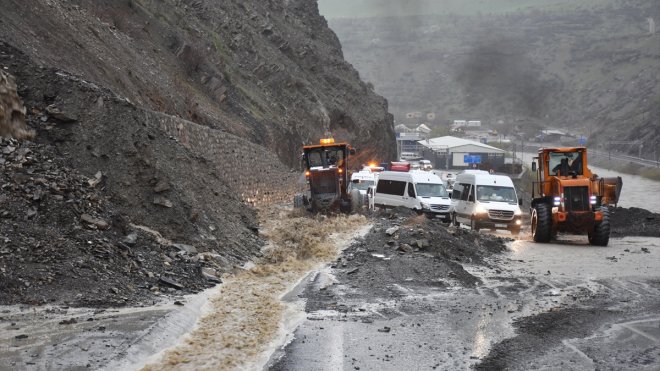 HAKKARİ - Heyelanlar ulaşımı olumsuz etkiledi1