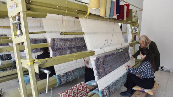 Kilimiyle ünlü Hakkari'de kadınlar Hereke halıları dokuyor