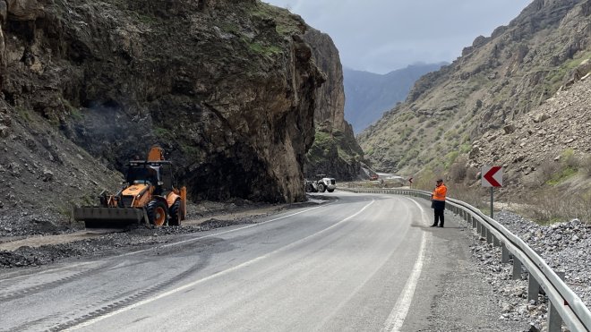 HAKKARİ - Sağanak nedeniyle belde yolunun bir kısmı çöktü1