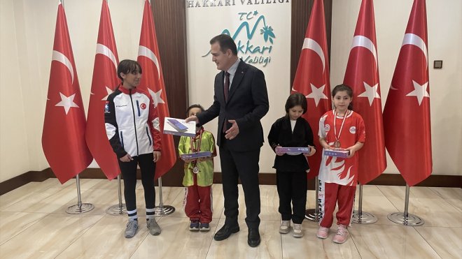 Hakkari Valisi Akbıyık, başarılı sporcularla bir araya geldi