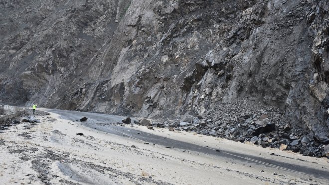 Hakkari-Van kara yolu heyelan ve toprak kaymaları nedeniyle kapandı