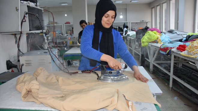 Hakkarili terzinin kurduğu tekstil atölyesi kadınlara iş kapısı oldu1