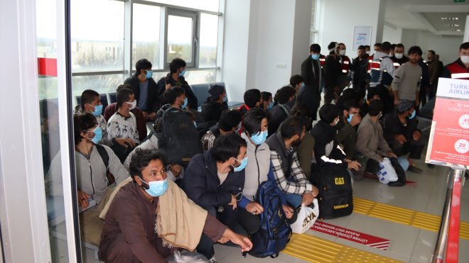 Iğdır'da 138 Afganistan uyruklu düzensiz göçmen ülkelerine gönderildi