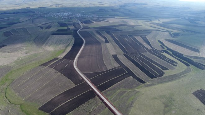 KARS - Baharın gelmesiyle çiftçiler tarlalarında çalışmalarını hızlandırdı1