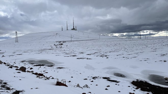 Kars ilkbaharda kışı yaşıyor