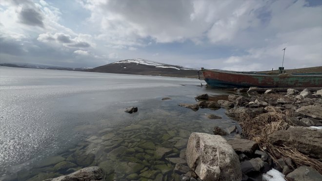 Kars'ın zirvesindeki Aygır Gölü'nde buzlar erimeye başladı