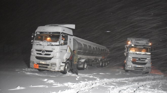 KARS - Kar ve tipi nedeniyle mahsur kalan 5 tır kurtarıldı1
