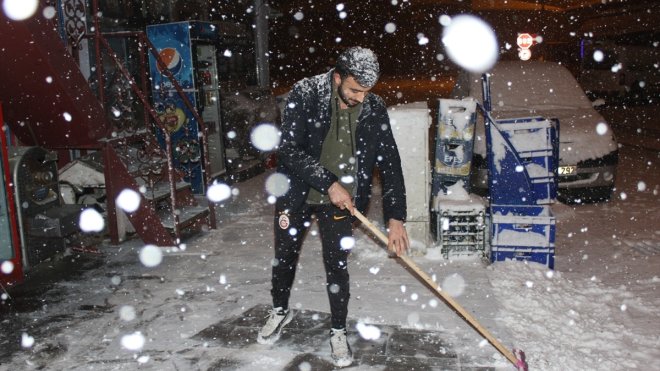 Kars'ta kar ve tipi nedeniyle tırlar yolda kaldı