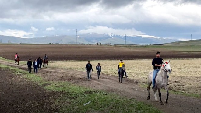 Kars'ta geleneksel at yarışları düzenlendi