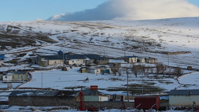 Kars'ta kar yağışıyla köyler beyaza büründü