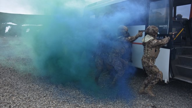 Kars'ta özel harekat polisleri "terör operasyonu tatbikatı" yaptı