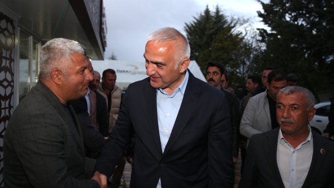 Kültür ve Turizm Bakanı Ersoy, Malatya'da depremzedelerle bayramlaştı: