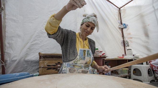Ailesini çadırda yaptığı yufka ve gözlemeleri satarak geçindiriyor