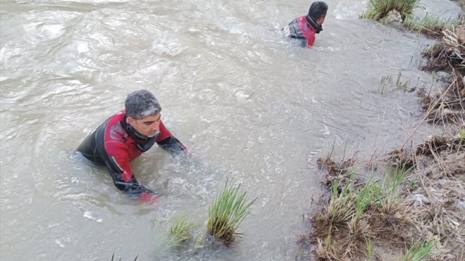 Malatya'da takılan oltasını kurtarmak için çaya giren çocuk boğuldu