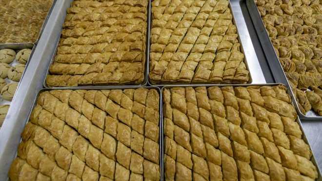 Bayram tatlıları Malatyalı depremzede kadınların ellerinde hazırlanıyor