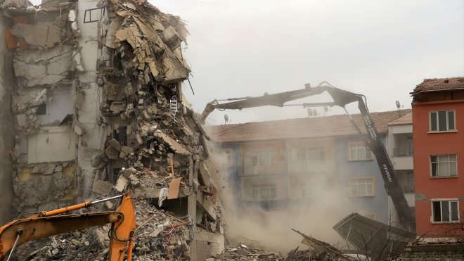 Malatya'da bina yıkım ve enkaz kaldırma çalışmaları sürüyor
