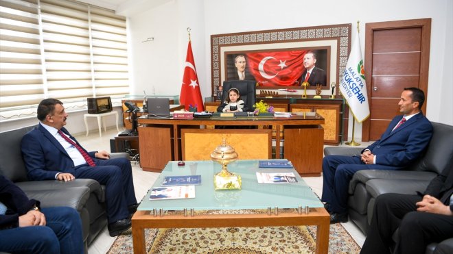 Malatya Büyükşehir Belediye Başkanı Gürkan, makamını ilkokul öğrencisine devretti1