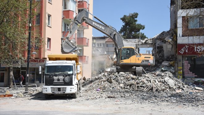 Malatya'da 6 bin 240 enkazdan 5 bin 330'u kaldırıldı
