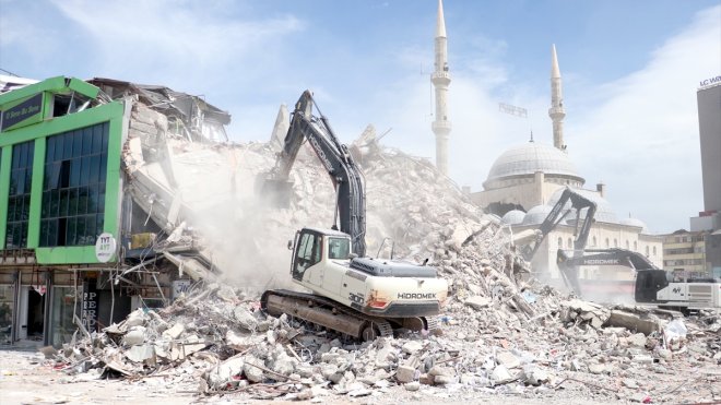 Malatya'da ağır hasarlı binaların yıkımı ve enkaz kaldırma çalışmaları sürüyor