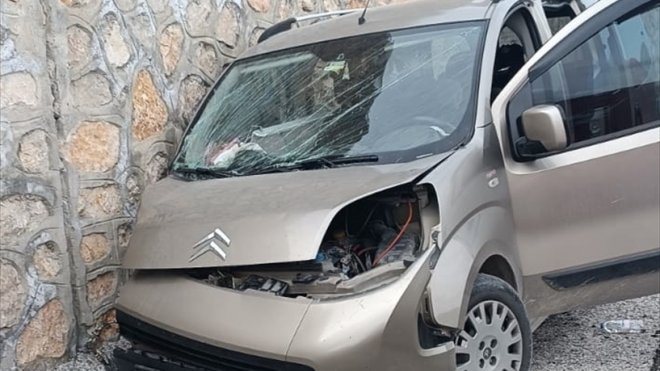 Malatya'da istinat duvarına çarpan araçtaki 3 kişi yaralandı