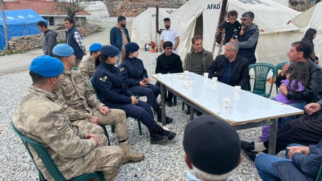 Malatya'da jandarma çadır kentlerdeki depremzedeleri ziyaret etti