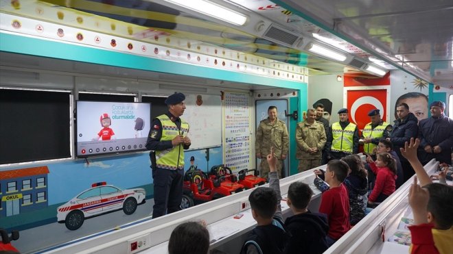 Malatya'da jandarmadan depremzede çocuklara hem moral hem eğitim