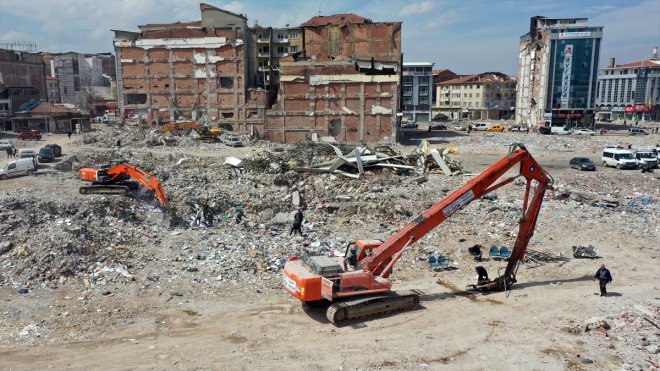 Malatya'da "kentin kalbi" olarak nitelenen iş yerlerindeki yıkıntı dronla görüntülendi
