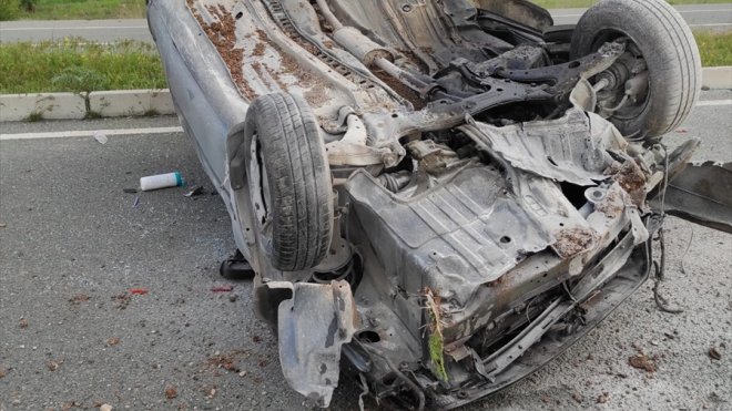 Malatya'da refüje çarparak devrilen otomobildeki 3 kişi yaralandı
