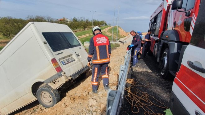 Malatya'da şarampole devrilen minibüsteki 1 kişi öldü, 2 kişi yaralandı
