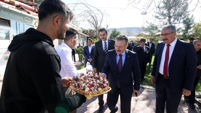 MALATYA - Darende ilçesi koordinatör valisi Aksoy depremzedelerle bayramlaştı1
