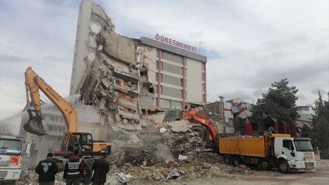 Malatya'da depremde bir kısmı çöken öğretmenevi yıkılıyor