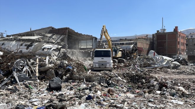 Malatya'da depremde hasar gören Bakırcılar Çarşısı'nın yıkımına devam edildi