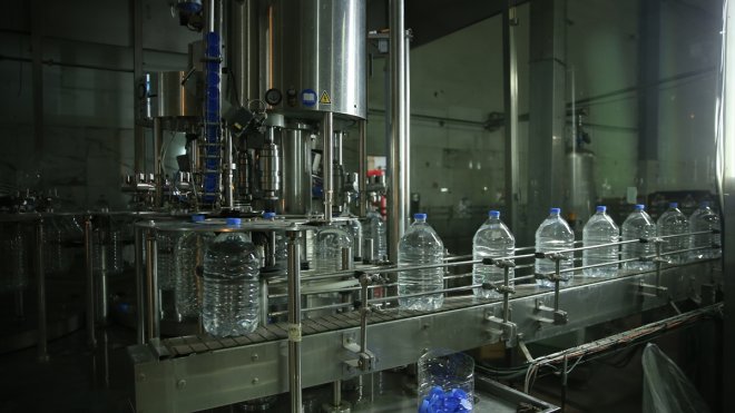 Depremde hasar gören tesis, afetzedeler için üretimini sürdürdü