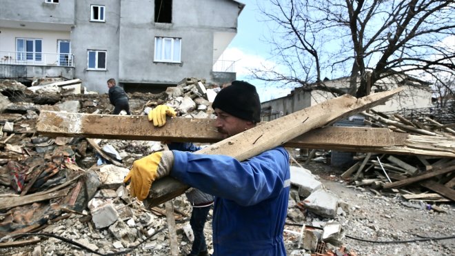 MALATYA - Depremde yıkılan evinin enkazından geriye kalanları çocuklarıyla topluyor1