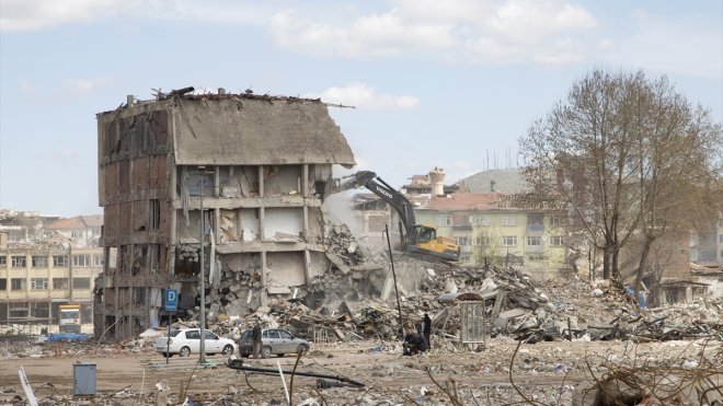 Depremlerin yıktığı Malatya'da her gün 150 binanın enkazı kaldırılıyor