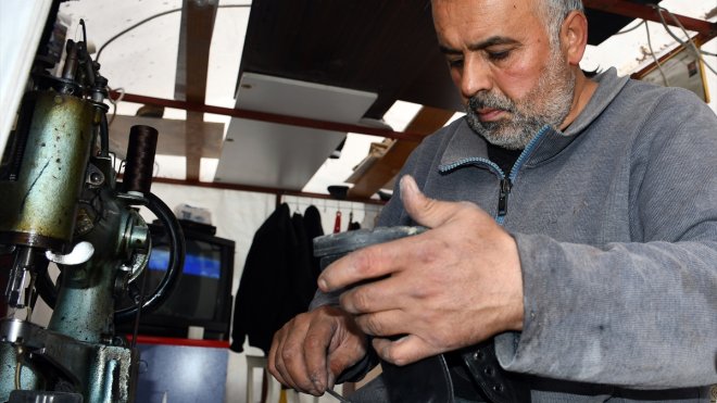 MALATYA - Depremzede ayakkabı tamircisi, 4 metrekarelik çadırda ekmeğini kazanmaya devam ediyor1