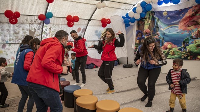 Depremzede çocuklar, konteyner kente kurulan etkinlik çadırında hayata tutunuyor