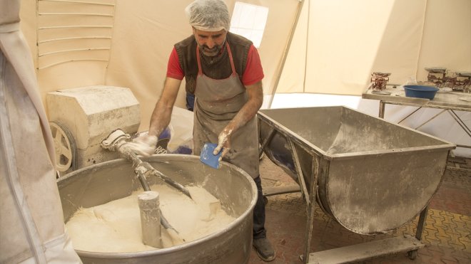 MALATYA - Depremzede fırıncı, hasar gören iş yerinden çıkardığı makinelerle çalışmayı sürdürüyor1