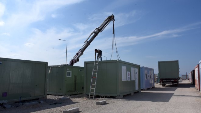 Katar'dan gelen konteynerlerden 743'ü Malatya'daki depremzedeler için kuruldu