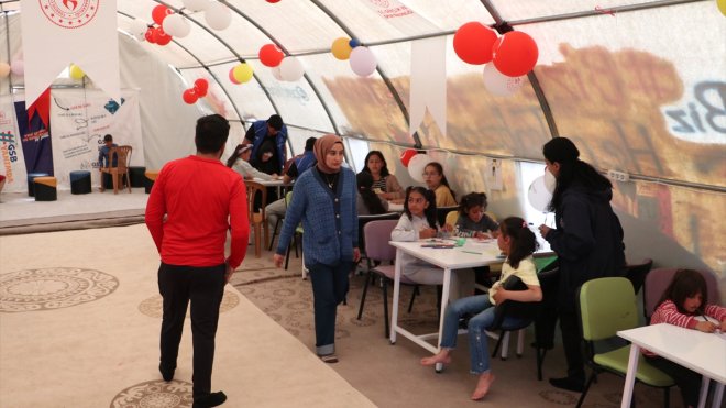 Malatya'da konteynerlerde kalan depremzede çocukların yüzünü, gönüllü gençler güldürüyor