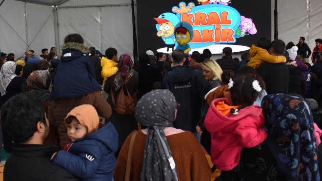 Kral Şakir, Malatyalı depremzede çocukların yüzünü güldürdü