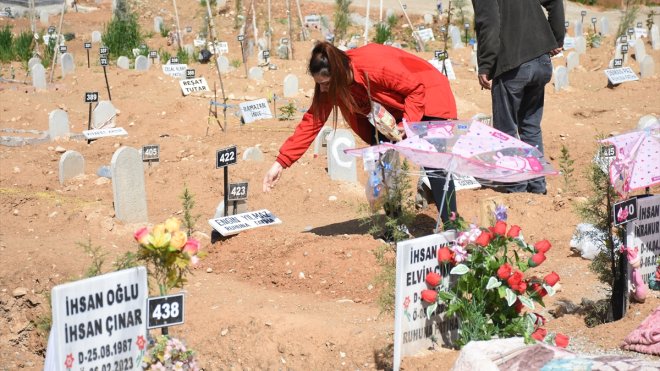 Malatya'da mezarlıklara bayram arifesinde hüzünlü ziyaret