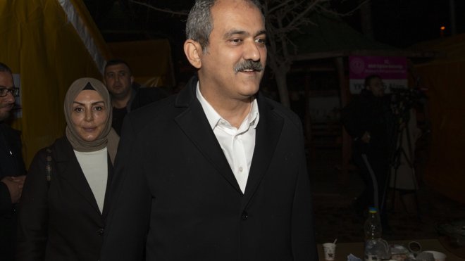 Milli Eğitim Bakanı Özer, Malatya'da çadır kentteki öğrencilerle bir araya geldi