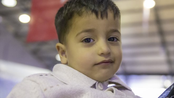 Nefes borusuna şeker kaçan depremzede çocuğu nöbetçi askerin "Heimlich manevrası" kurtardı