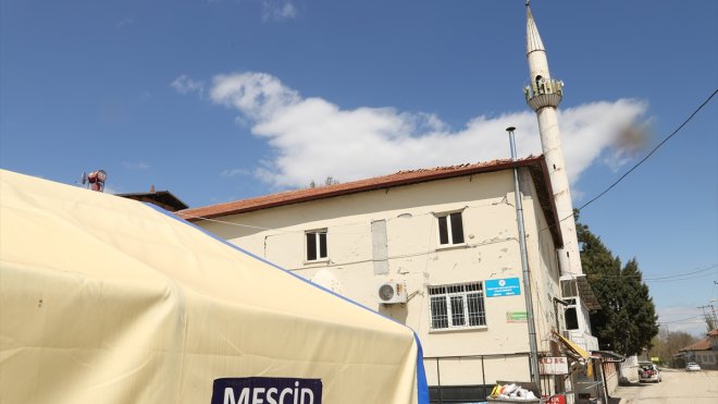 Malatya'da vatandaşlar Van Müftülüğünce kurulan çadır mescitte ibadet ediyor