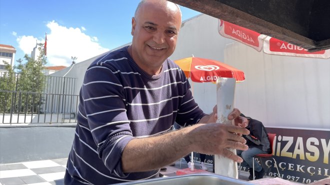 Yeni Malatyaspor'un depremzede aşçısı tezgahta köfte satarak geçimini sağlıyor