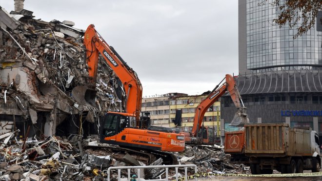 Malatya'da yıkım ve enkaz kaldırma çalışmaları devam ediyor